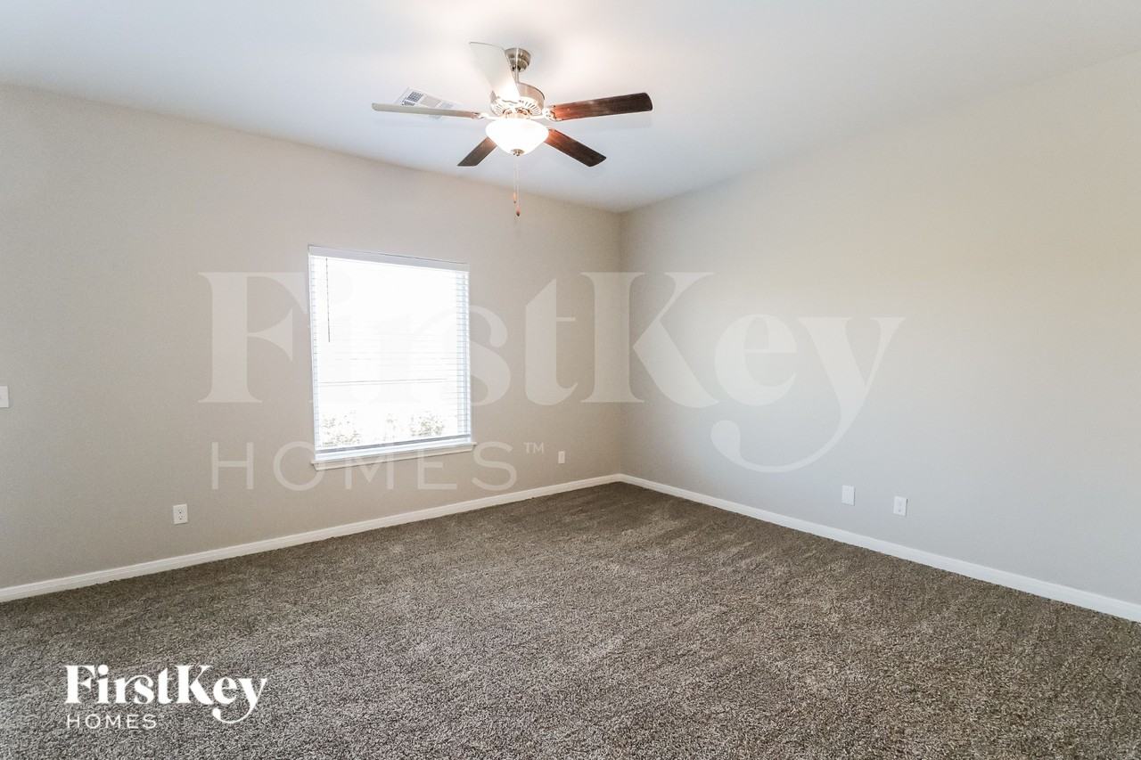 1017 Nw 6th St - Photo 2 of 15