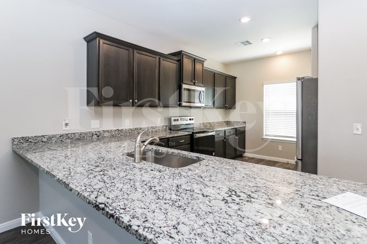 1017 Nw 6th St - Photo 4 of 15