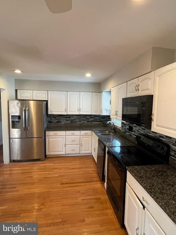 10310 Meadowview Dr - Photo 6 of 25