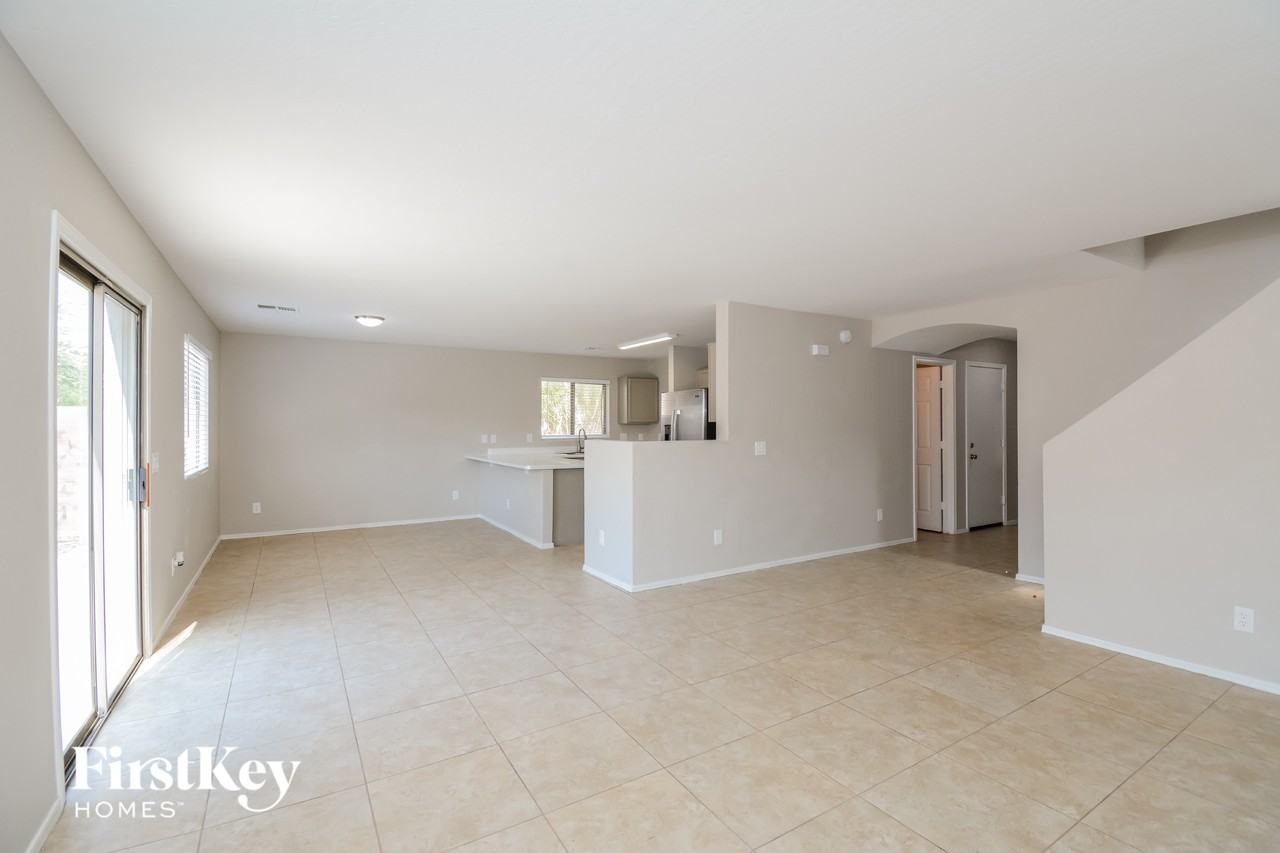 3131 W Jessica Ln - Photo 2 of 15
