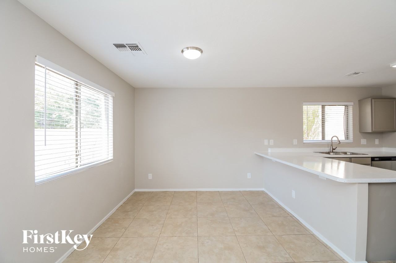 3131 W Jessica Ln - Photo 3 of 15