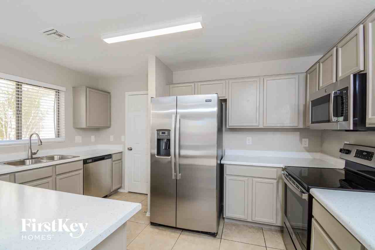 3131 W Jessica Ln - Photo 4 of 15