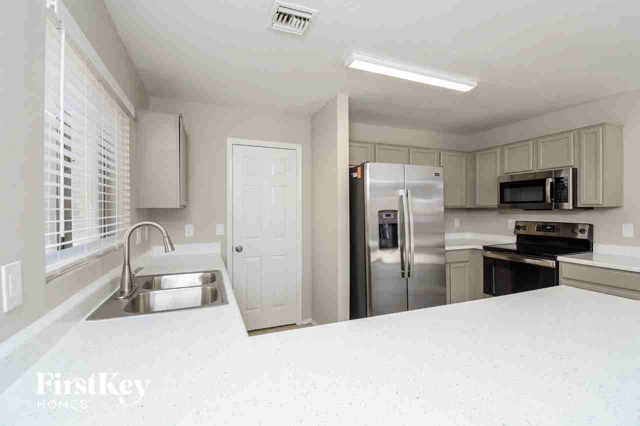 3131 W Jessica Ln - Photo 5 of 15