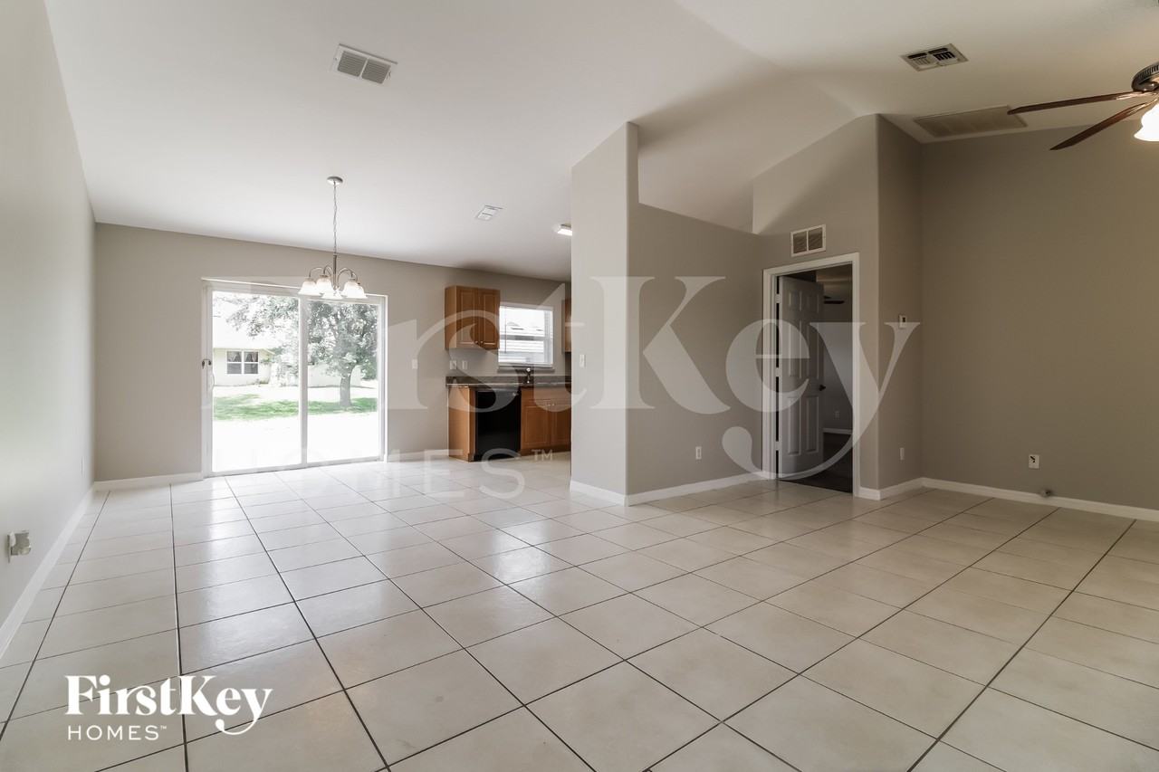 2710 22nd St W - Photo 3 of 15