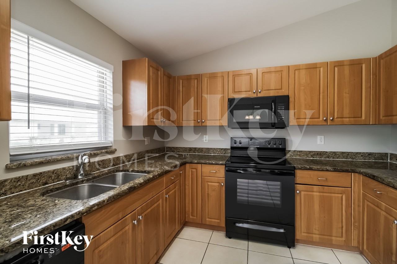 2710 22nd St W - Photo 6 of 15