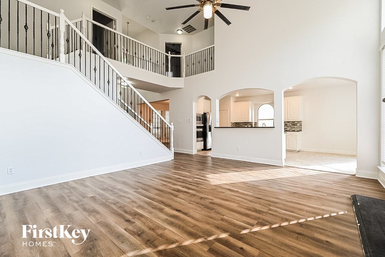 8606 Granville Dr - Photo 4 of 15