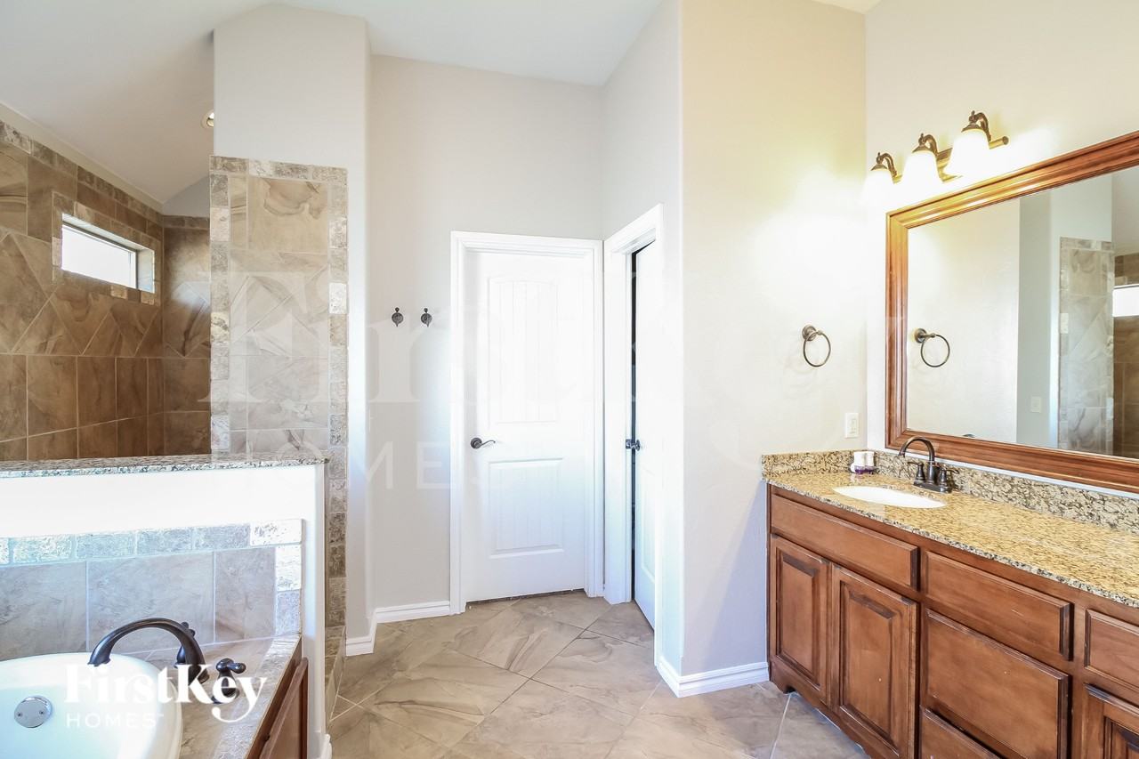 1705 Nw 193rd Cir - Photo 7 of 15