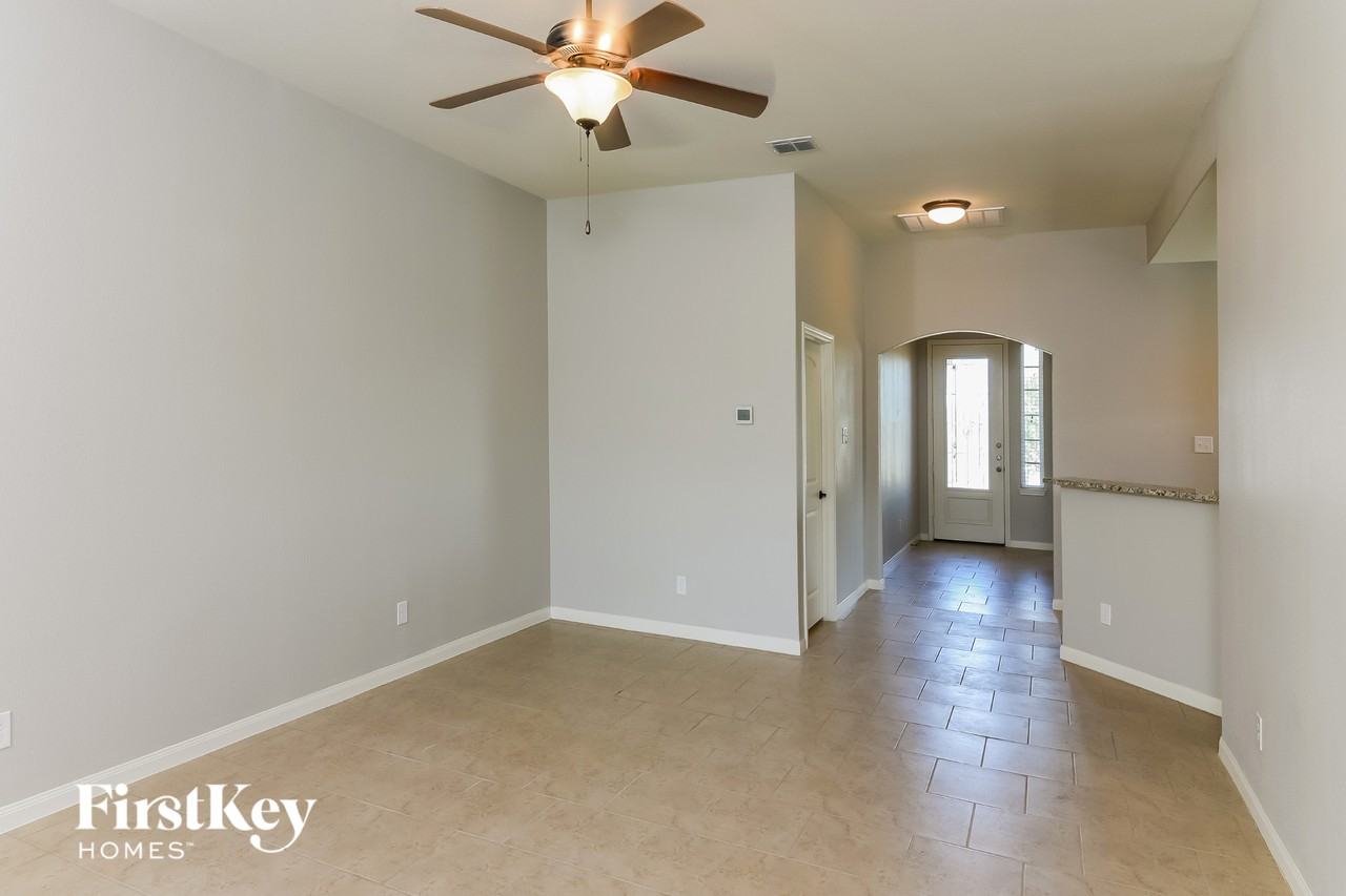 12708 Shoreline Dr - Photo 2 of 15