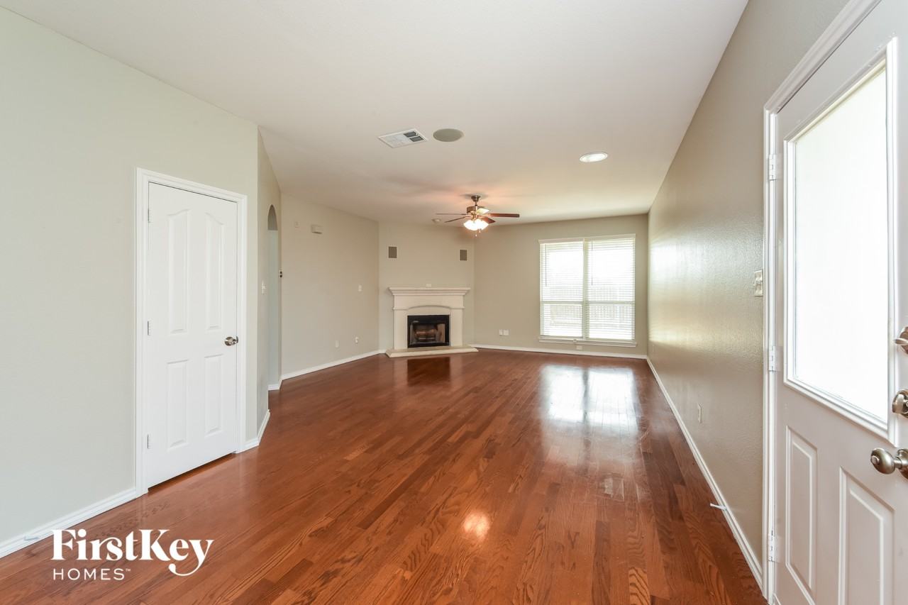 10649 Fossil Hill Dr - Photo 2 of 15