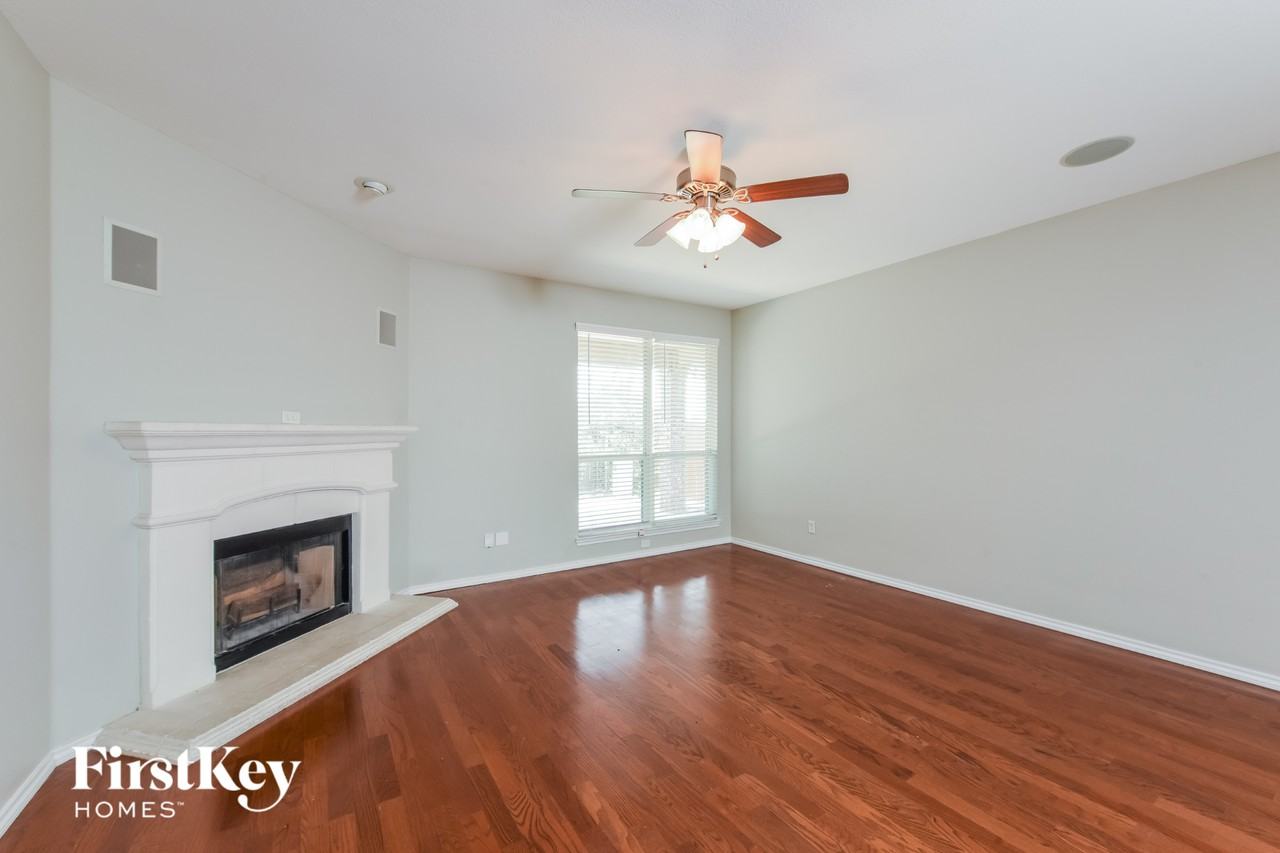 10649 Fossil Hill Dr - Photo 4 of 15