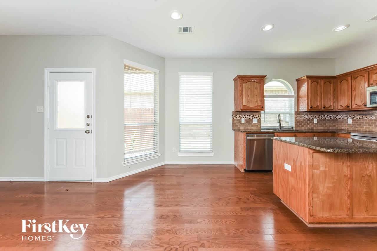 10649 Fossil Hill Dr - Photo 6 of 15