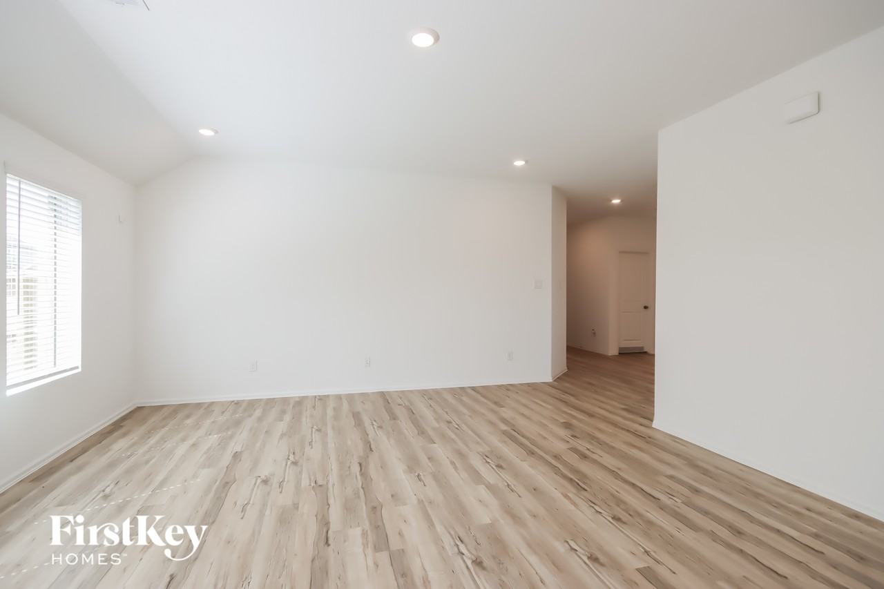 26634 Daylily Grove St - Photo 4 of 15