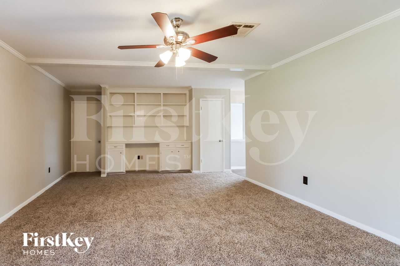3804 Canterbury Dr - Photo 4 of 16