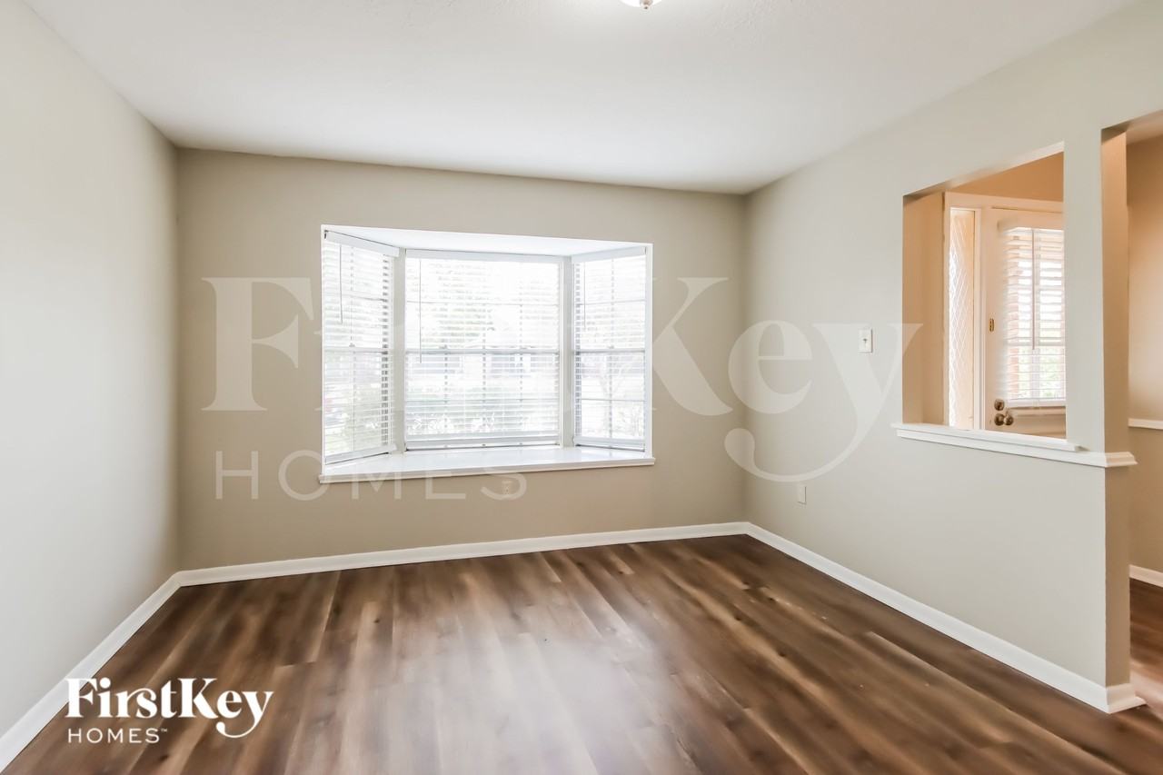 3804 Canterbury Dr - Photo 5 of 16