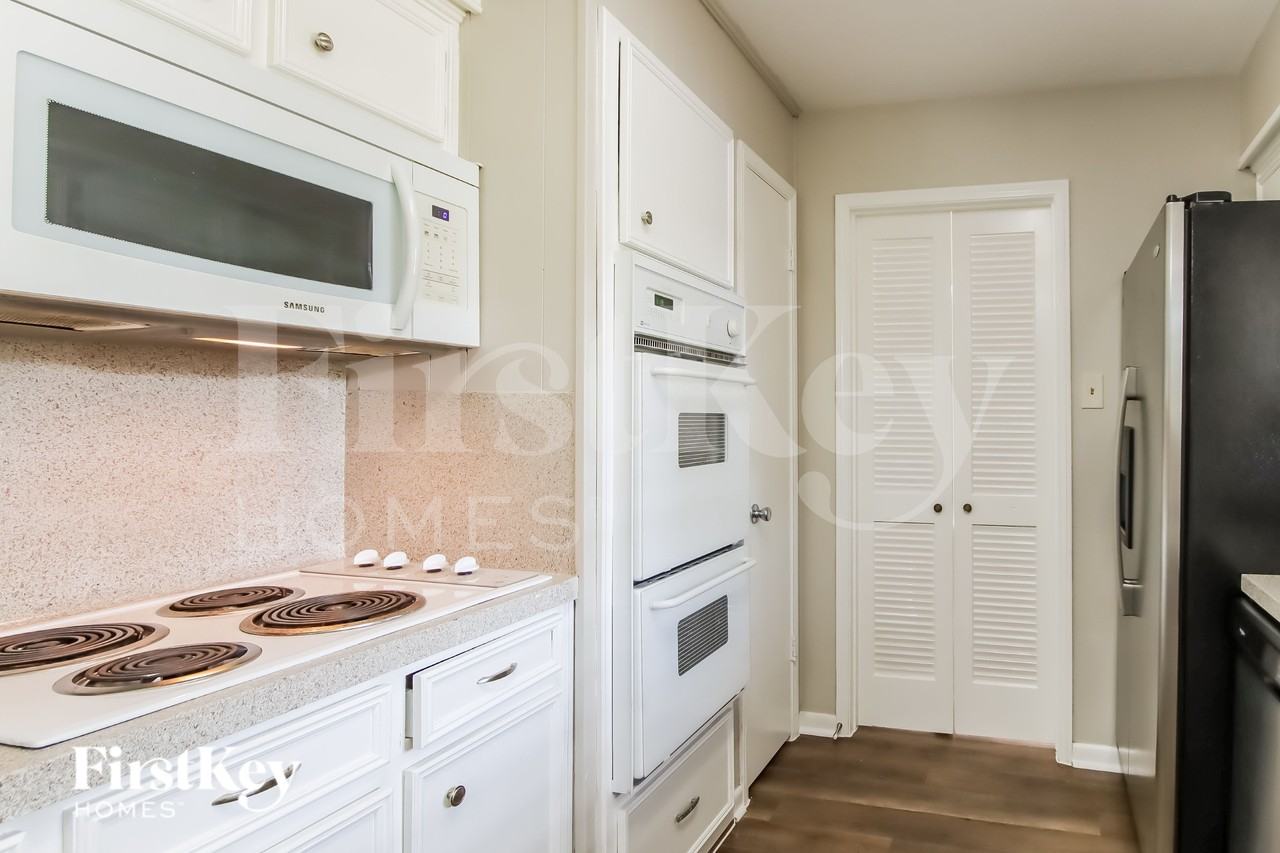 3804 Canterbury Dr - Photo 6 of 16
