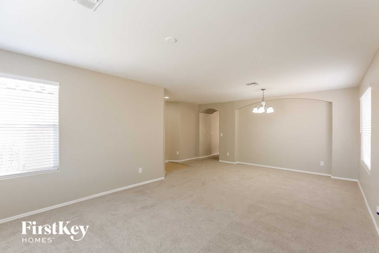 2003 W Burgess Ln - Photo 4 of 15