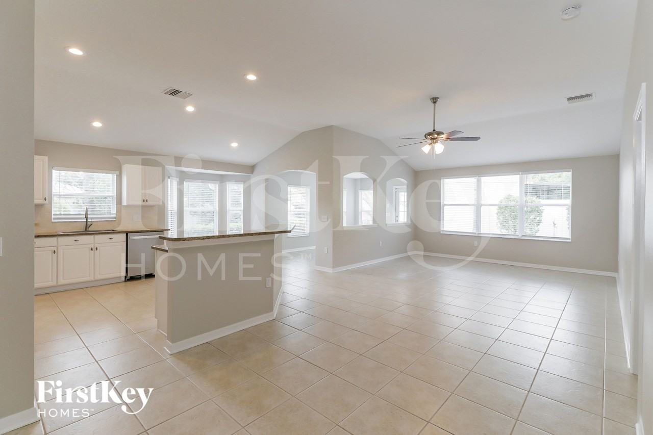 18356 Cypress Bay Parkway - Photo 3 of 15