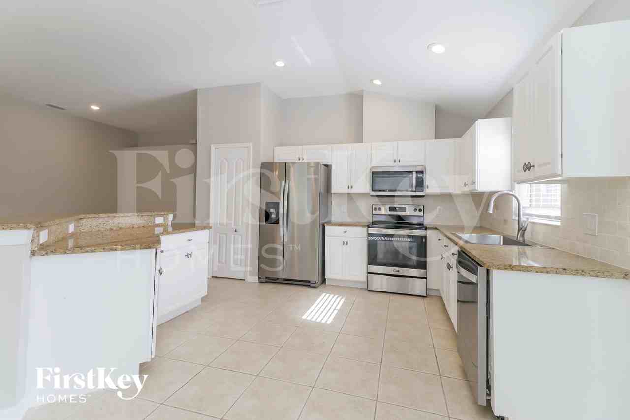 18356 Cypress Bay Parkway - Photo 6 of 15