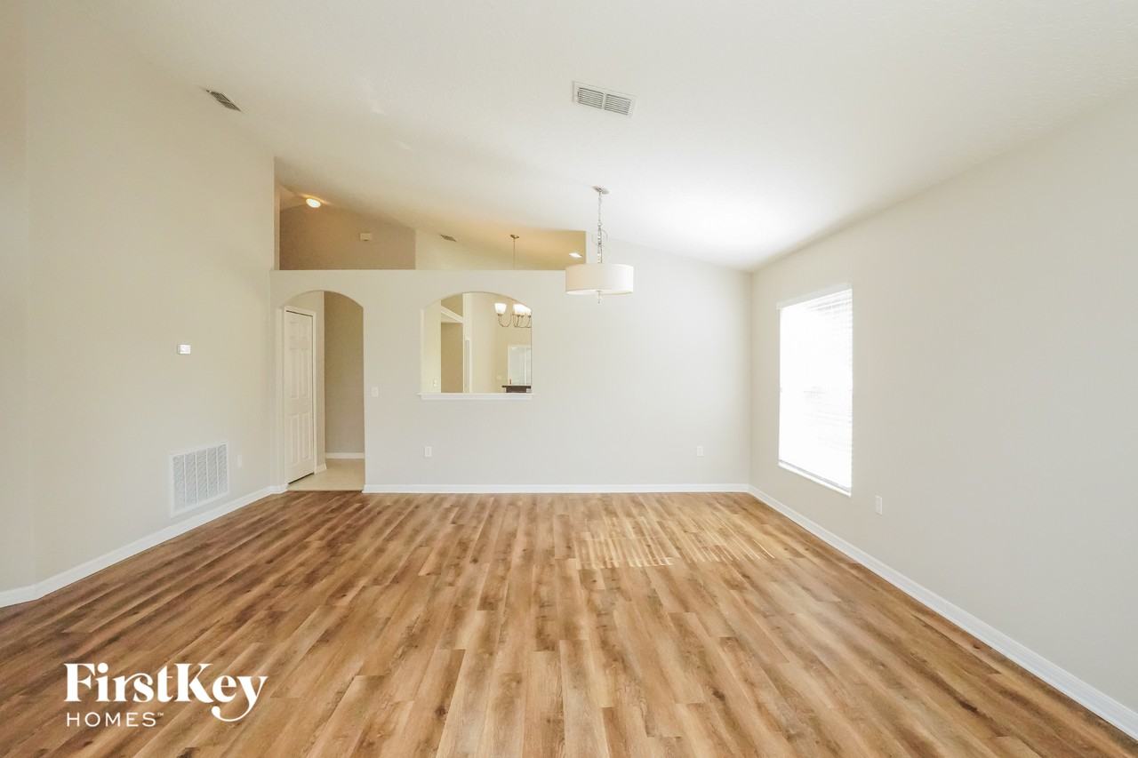 2513 Balmoral Dr - Photo 3 of 15