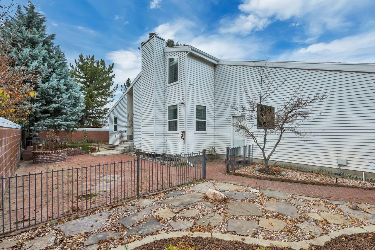 730 E Village Way - Photo 3 of 35