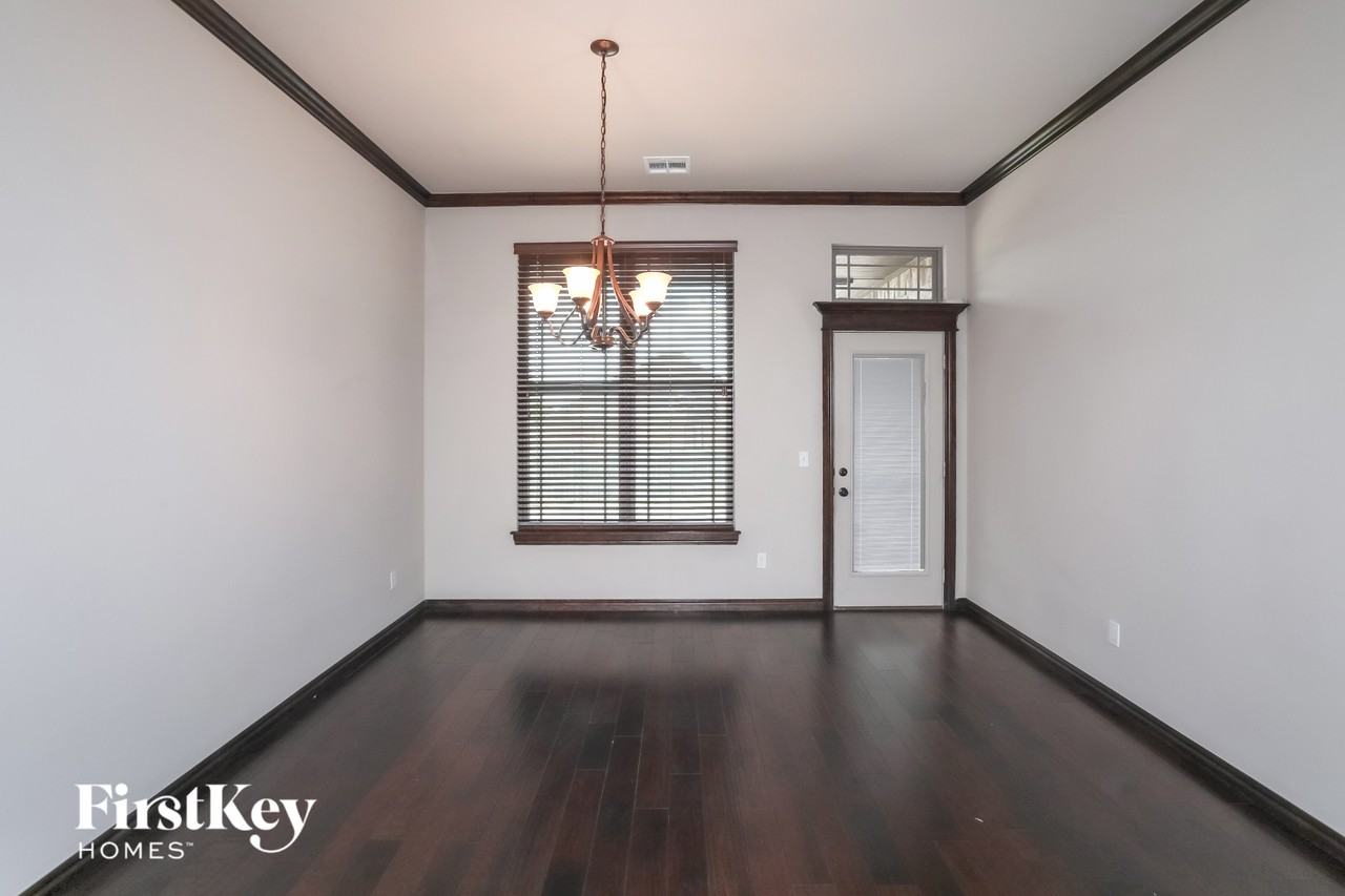 2012 Wheatfield Avenue - Photo 4 of 15