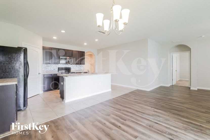 401 Panda Pl - Photo 3 of 15