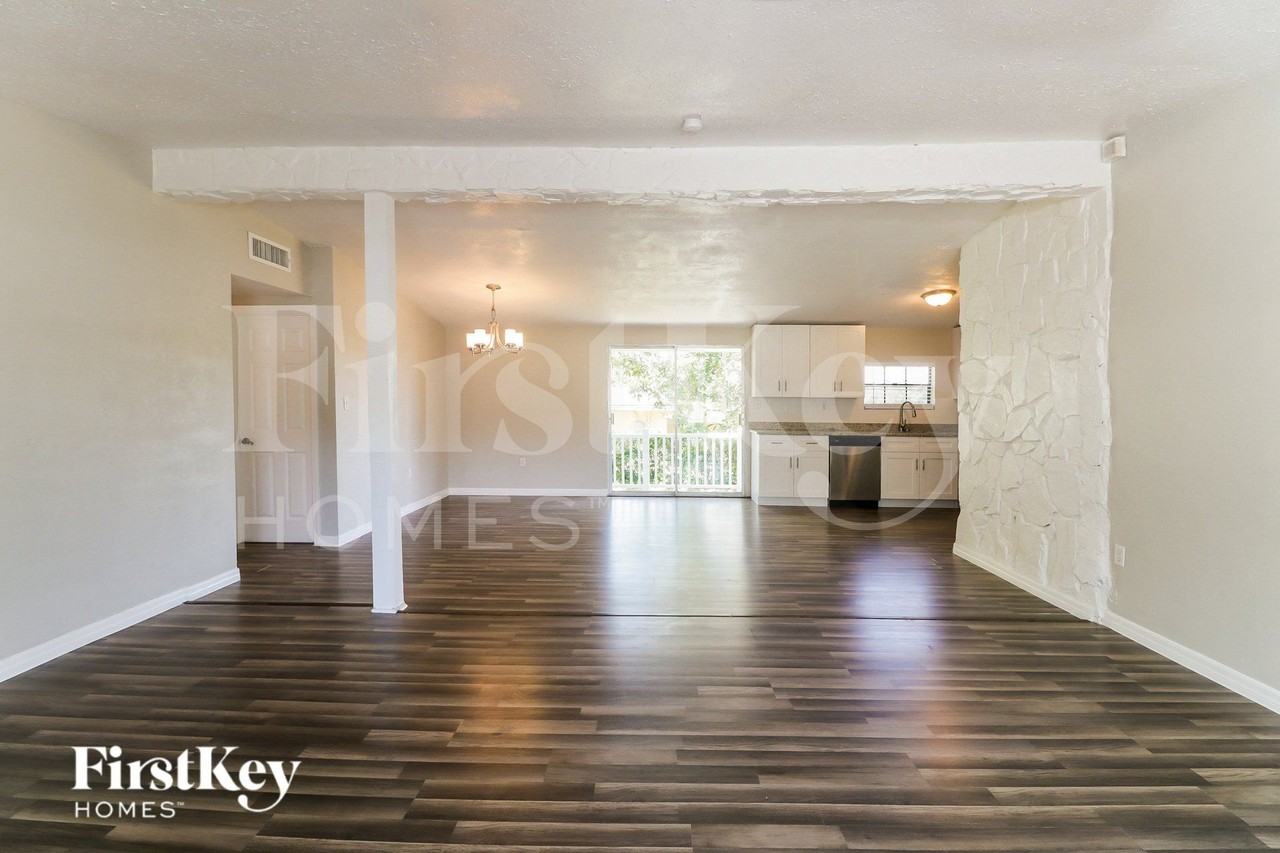 1003 West 14th Street - Photo 3 of 15