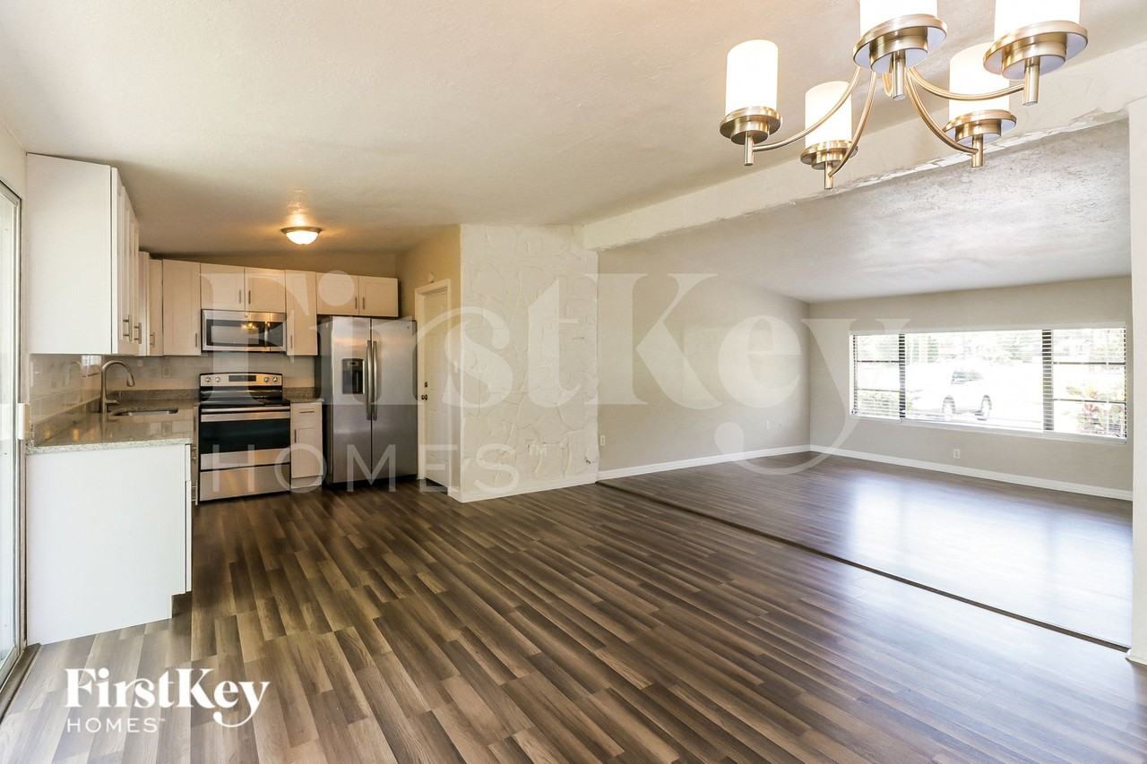 1003 West 14th Street - Photo 5 of 15