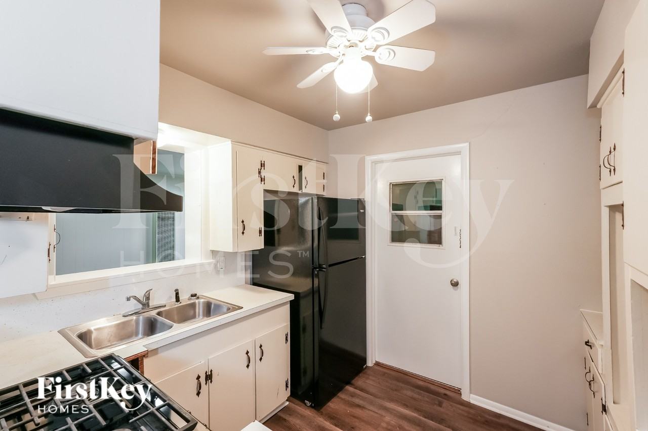 619 S Alexander Ave - Photo 3 of 16