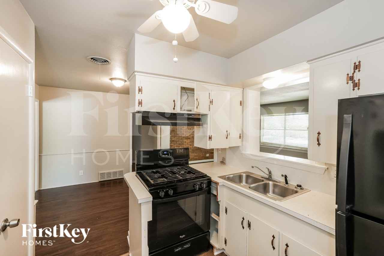 619 S Alexander Ave - Photo 4 of 16