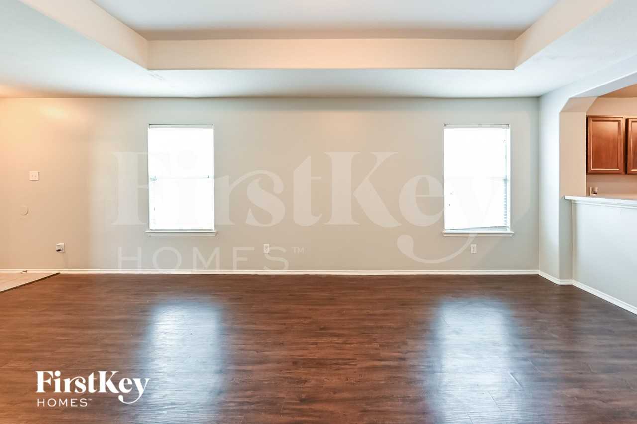 19207 Desert Moon Dr - Photo 4 of 15