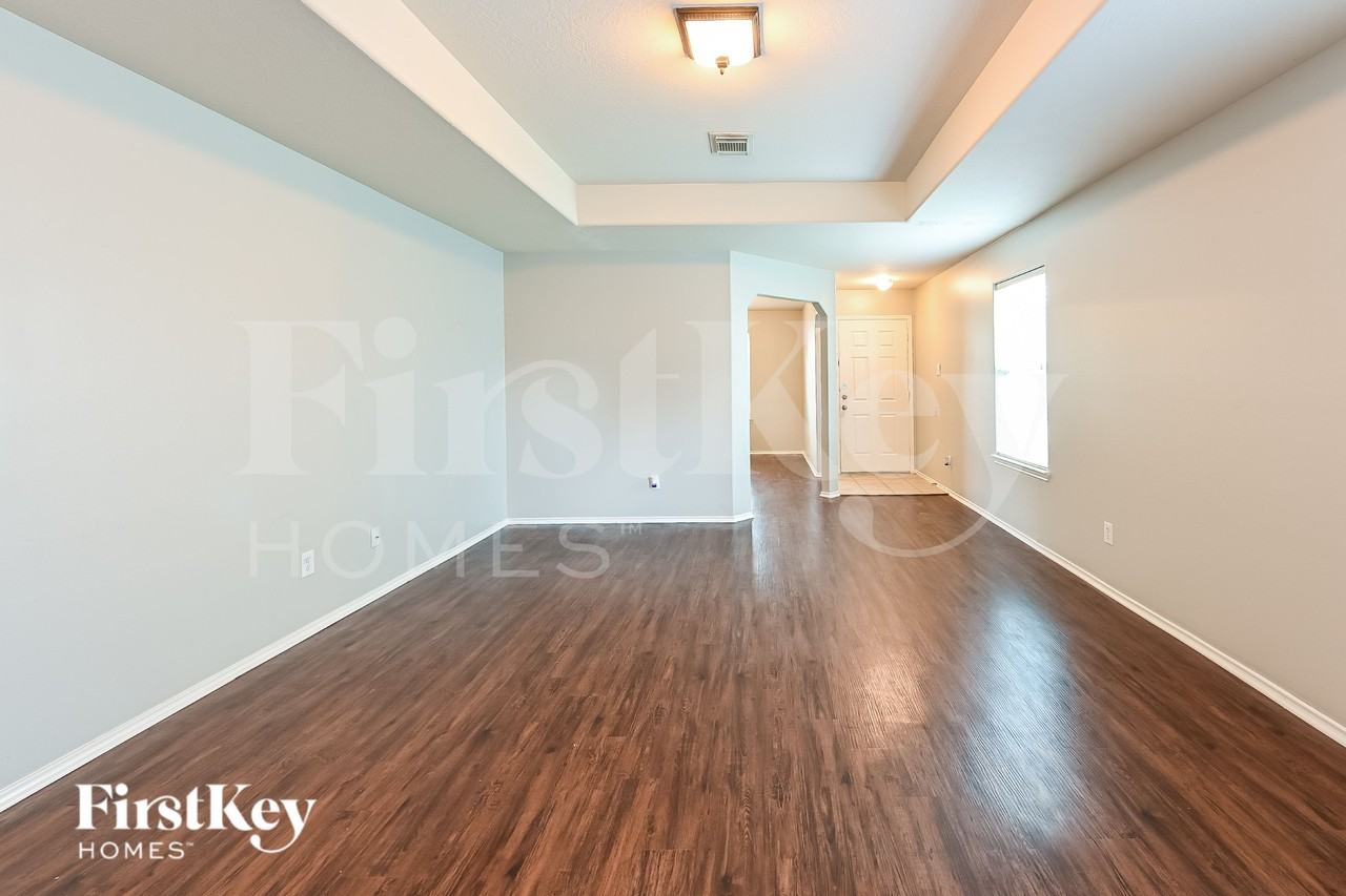 19207 Desert Moon Dr - Photo 5 of 15