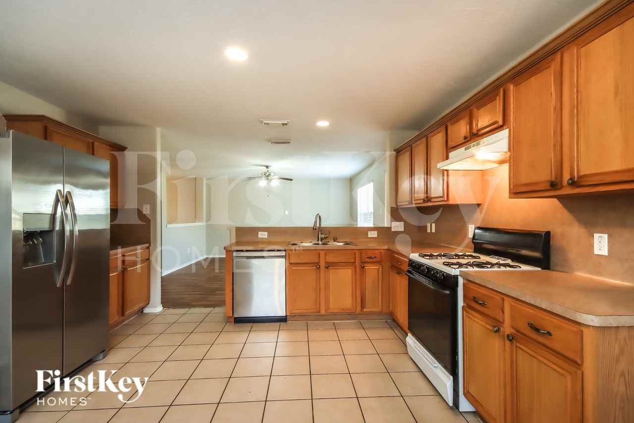 17903 Seco Creek Ln - Photo 5 of 15