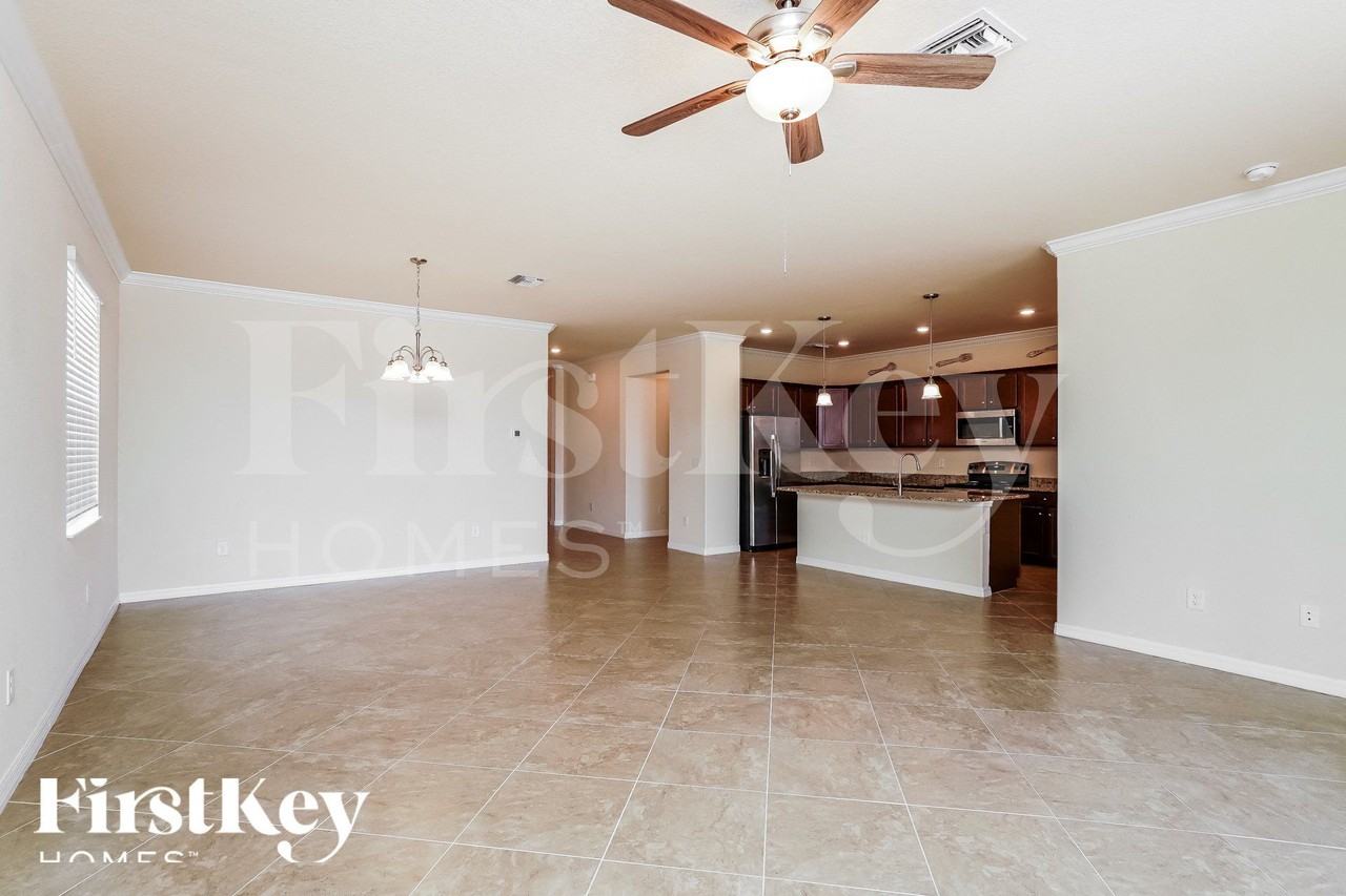 3604 East Hampton Circle - Photo 3 of 16