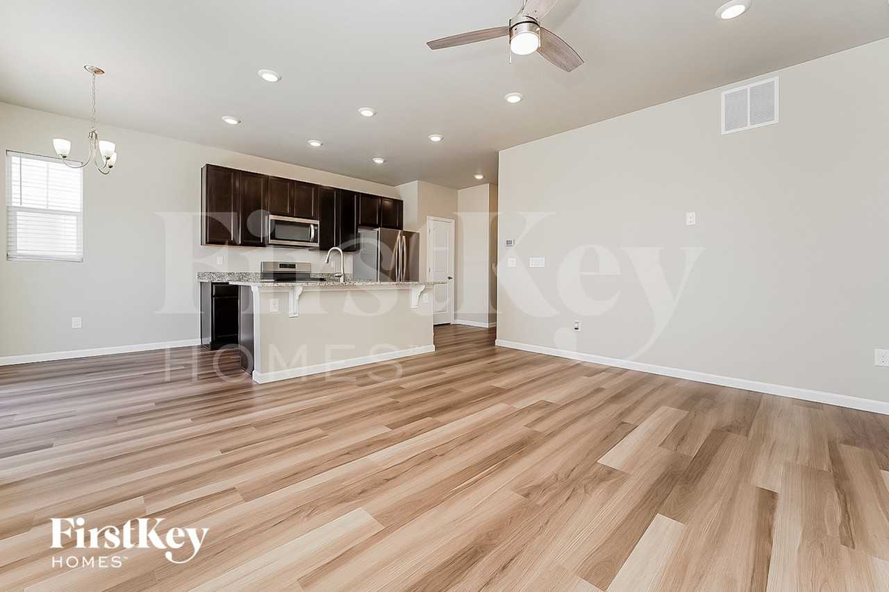 1902 Villageview Ln - Photo 4 of 15