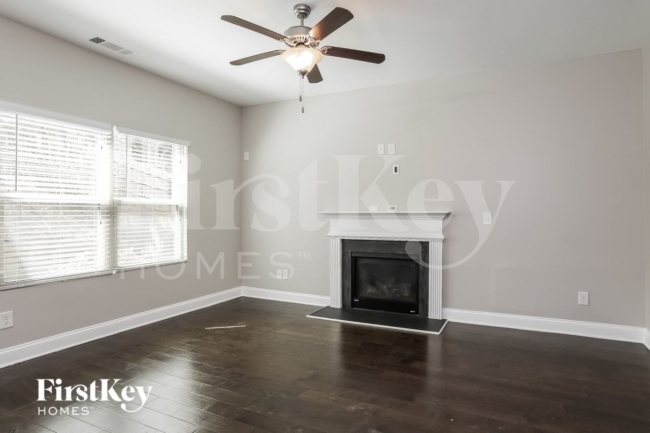 4186 Woodland Park Dr SW - Photo 3 of 15