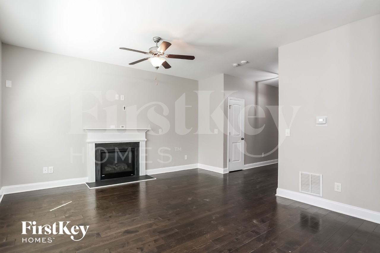 4186 Woodland Park Dr SW - Photo 4 of 15