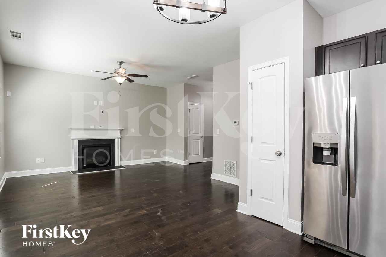 4186 Woodland Park Dr SW - Photo 5 of 15