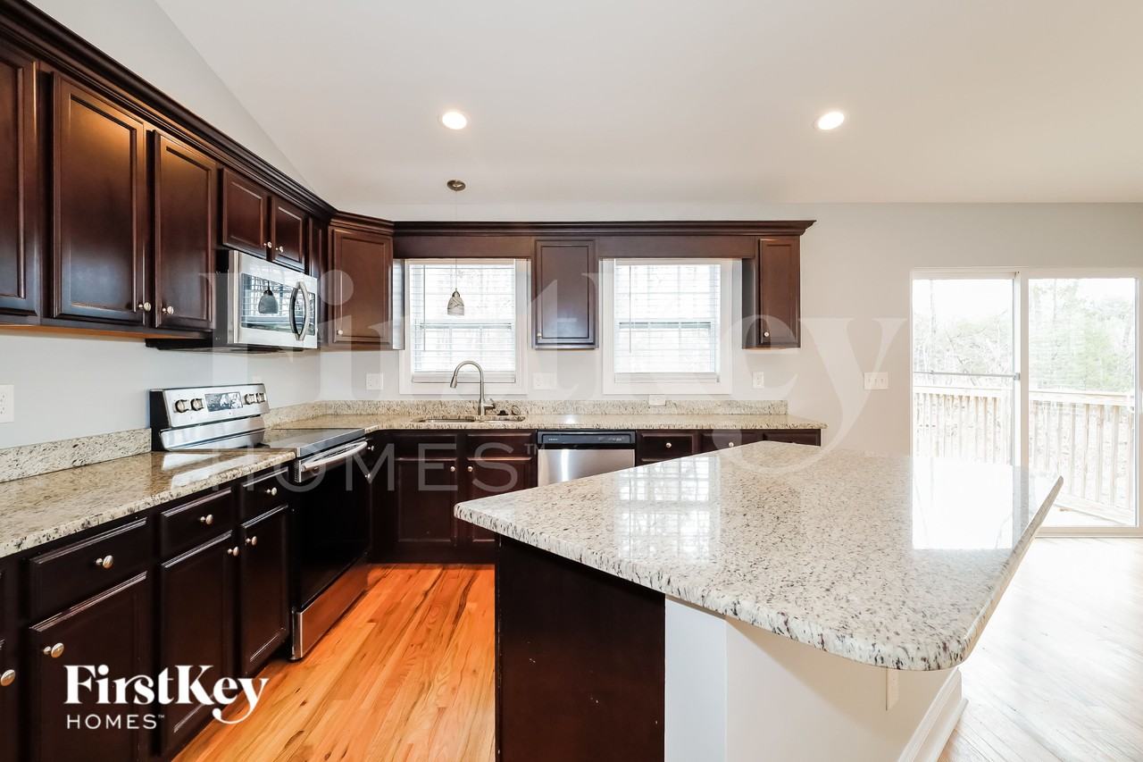 7761 Sarah Dr - Photo 5 of 15