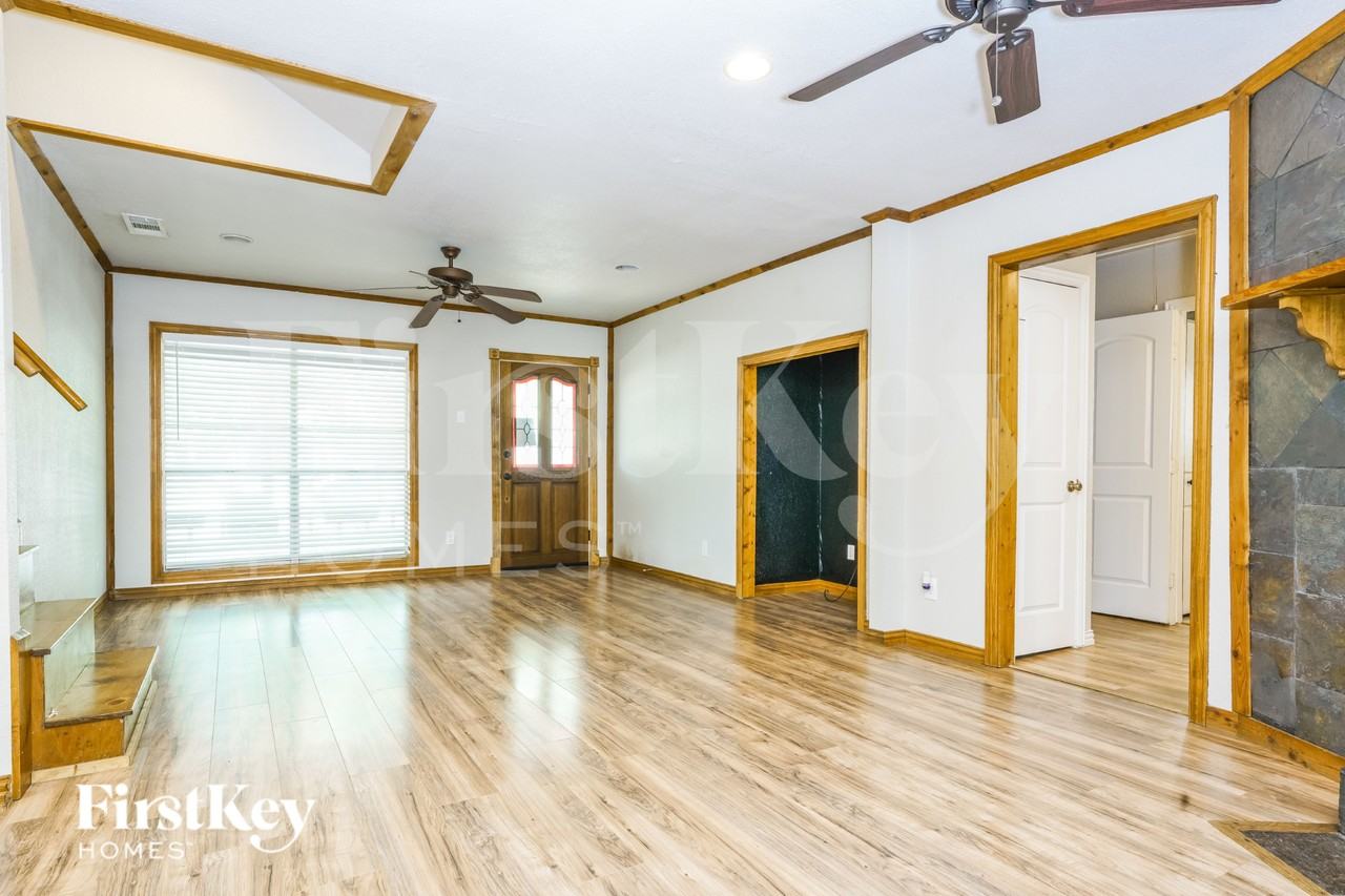206 East 5th Street - Photo 3 of 16