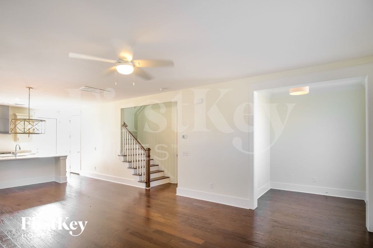 106 Starling St - Photo 3 of 15