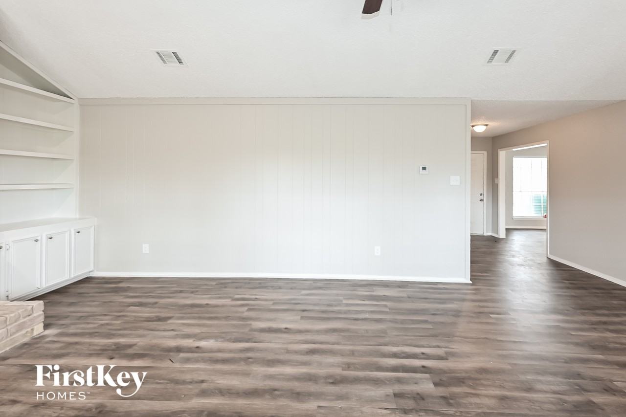 8222 Streamside Dr - Photo 4 of 15