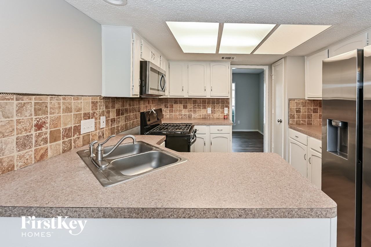 8222 Streamside Dr - Photo 7 of 15