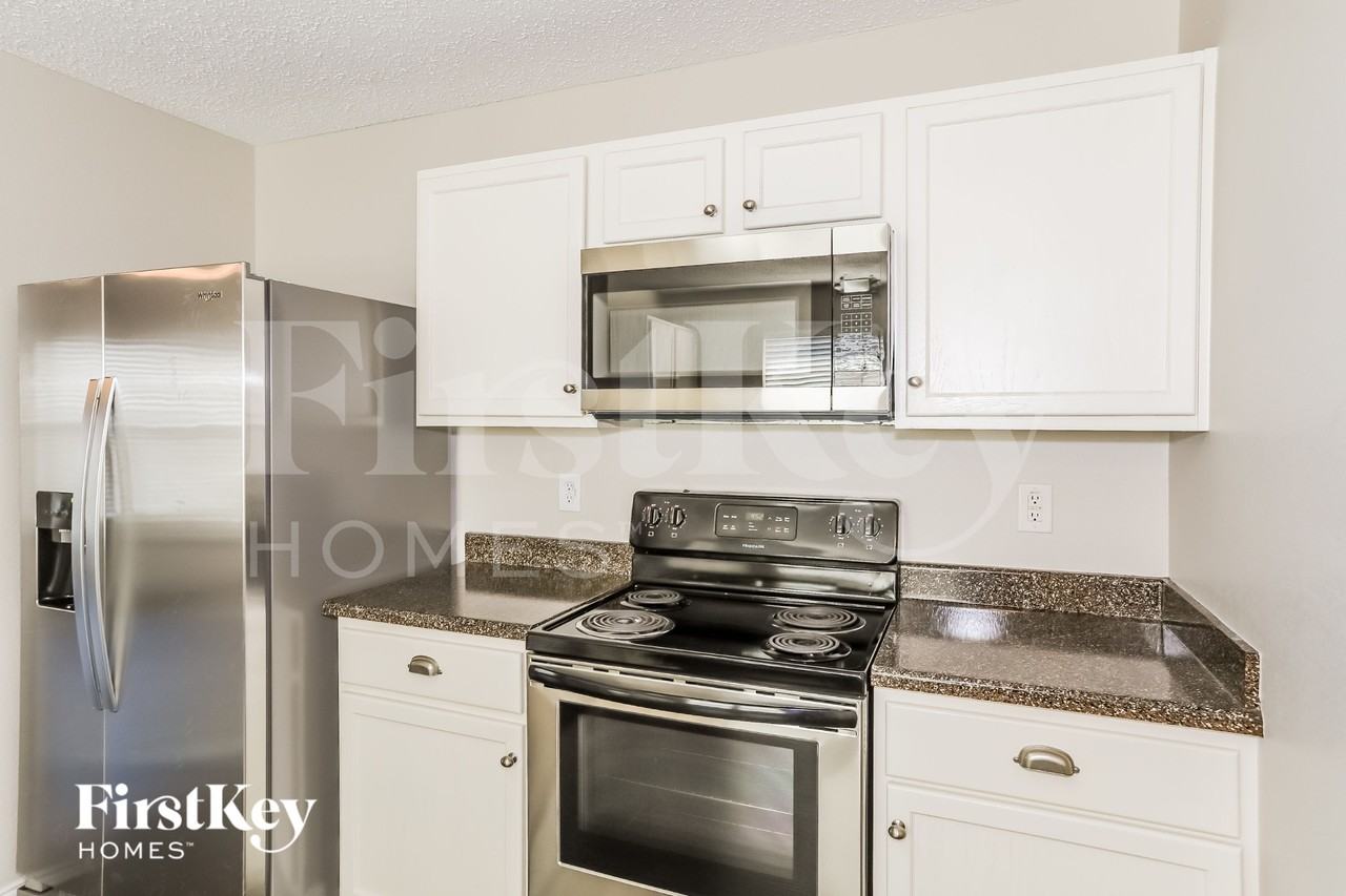 5705 Addington Dr - Photo 4 of 15