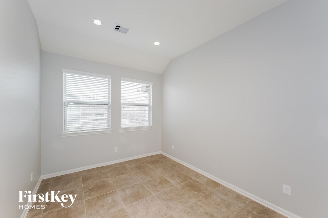 6522 Hunters Creek Lane - Photo 3 of 15