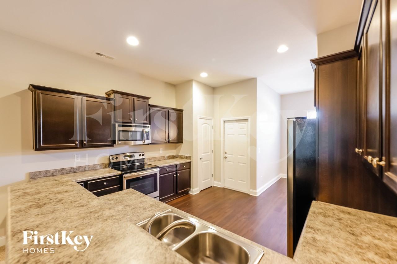 145 Hillcrest Dr - Photo 6 of 15