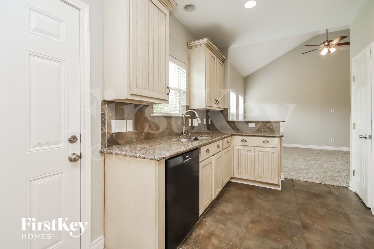 3040 Boxwood Springs Ln - Photo 6 of 15