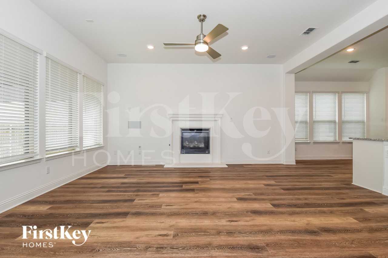 2811 Winchester Ave - Photo 2 of 15