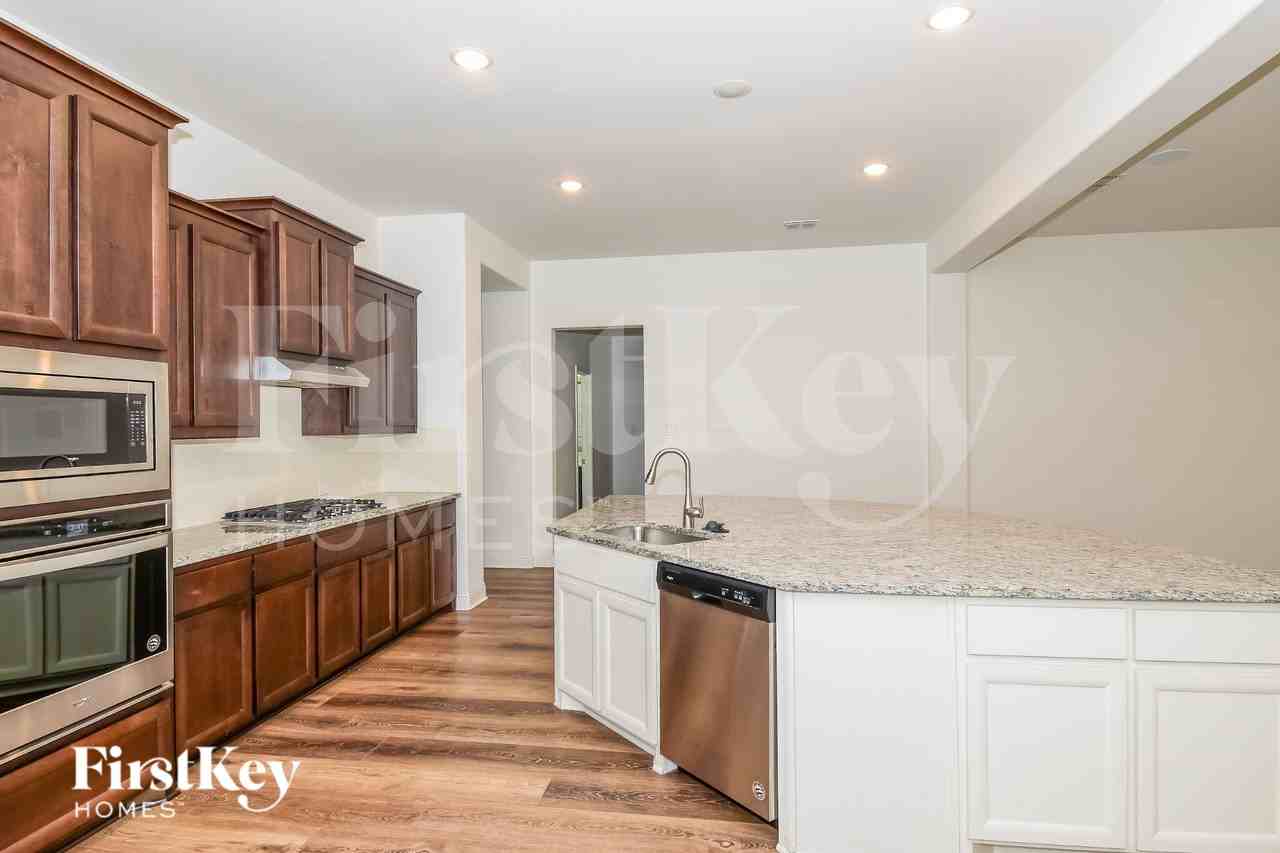 2811 Winchester Ave - Photo 3 of 15