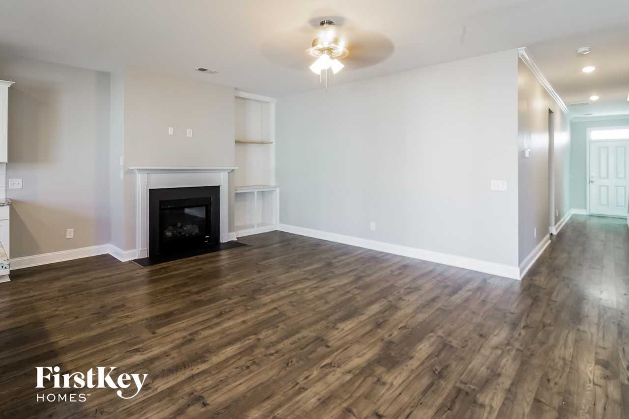 153 Yorkshire Dr - Photo 3 of 15